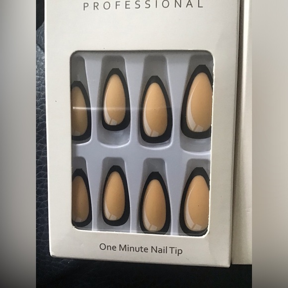 False Nail Professional Nail Set Of Two 2 Almond Texture Cartoon 252. Butterfly - Picture 2 of 4